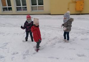 Dzieci na zimowym spacerze.